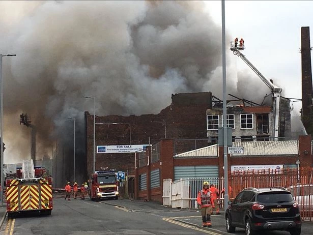 Συναγερμός στο Μάντσεστερ: Μεγάλη πυρκαγιά κοντά σε φυλακές με 1.200 κρατούμενους